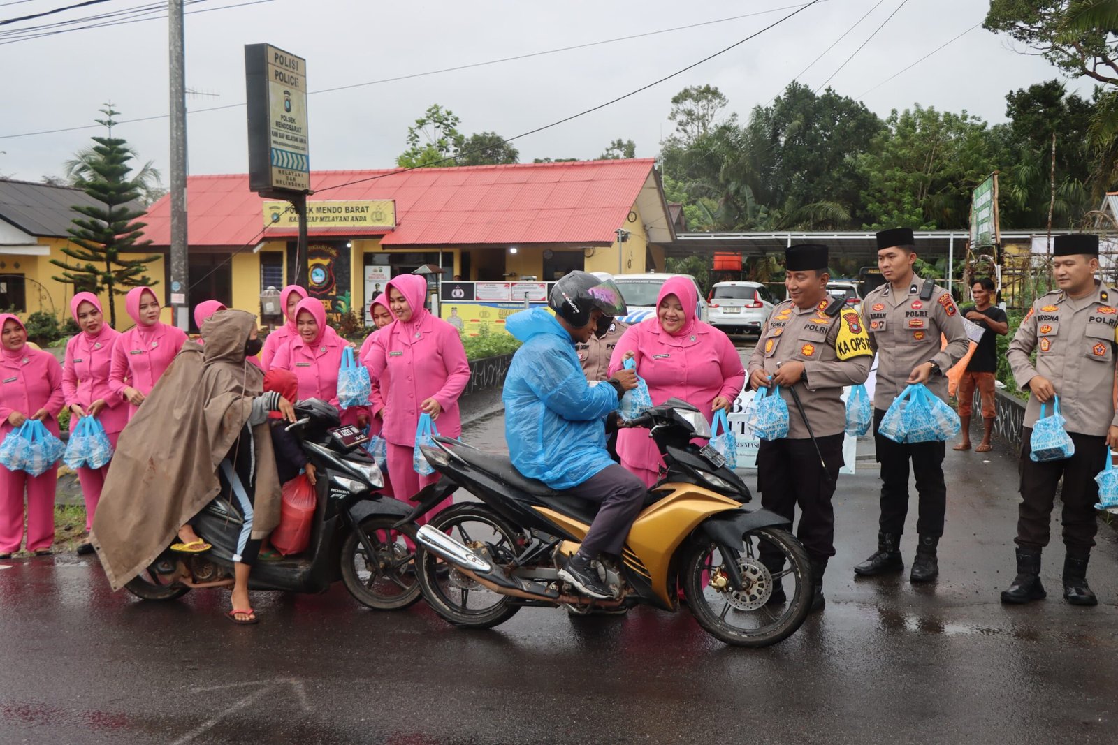 Kapolres Bangka dan Bhayangkari Bagi-bagi Takjil di Mendo Barat